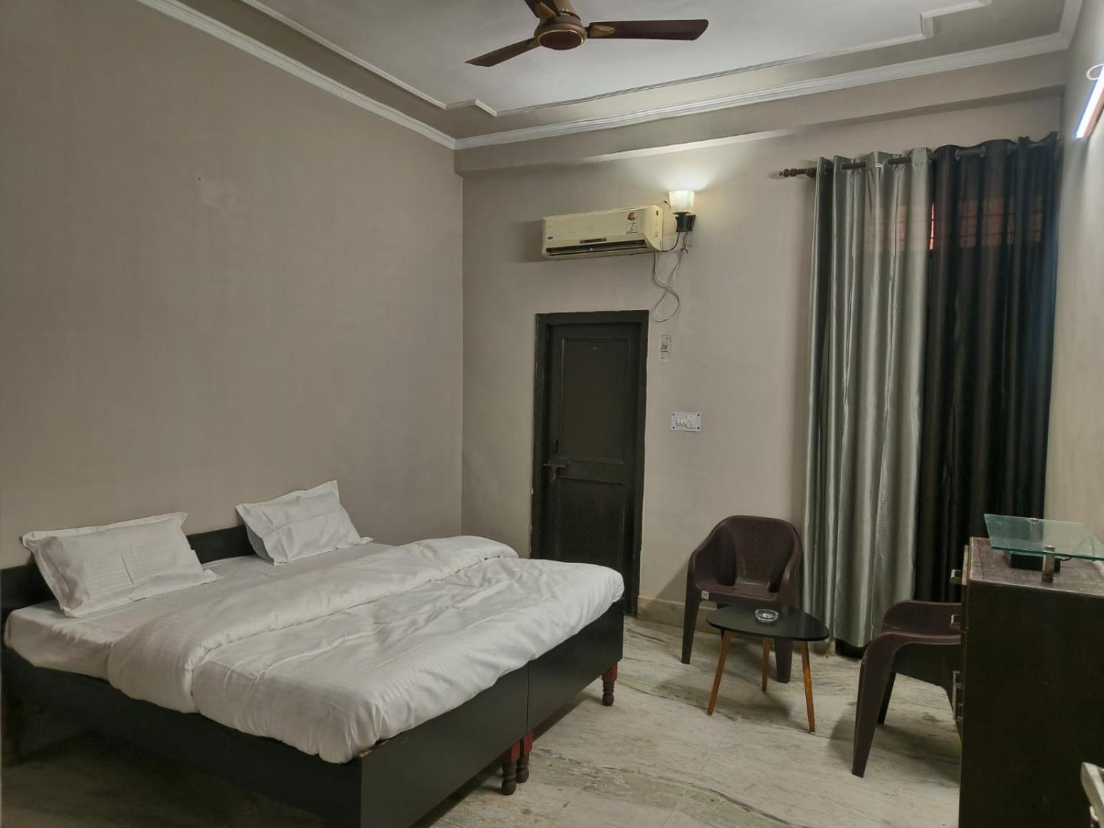 Play-Sunflower Omega-1 Couple Friendly Greater Noida Exterior foto